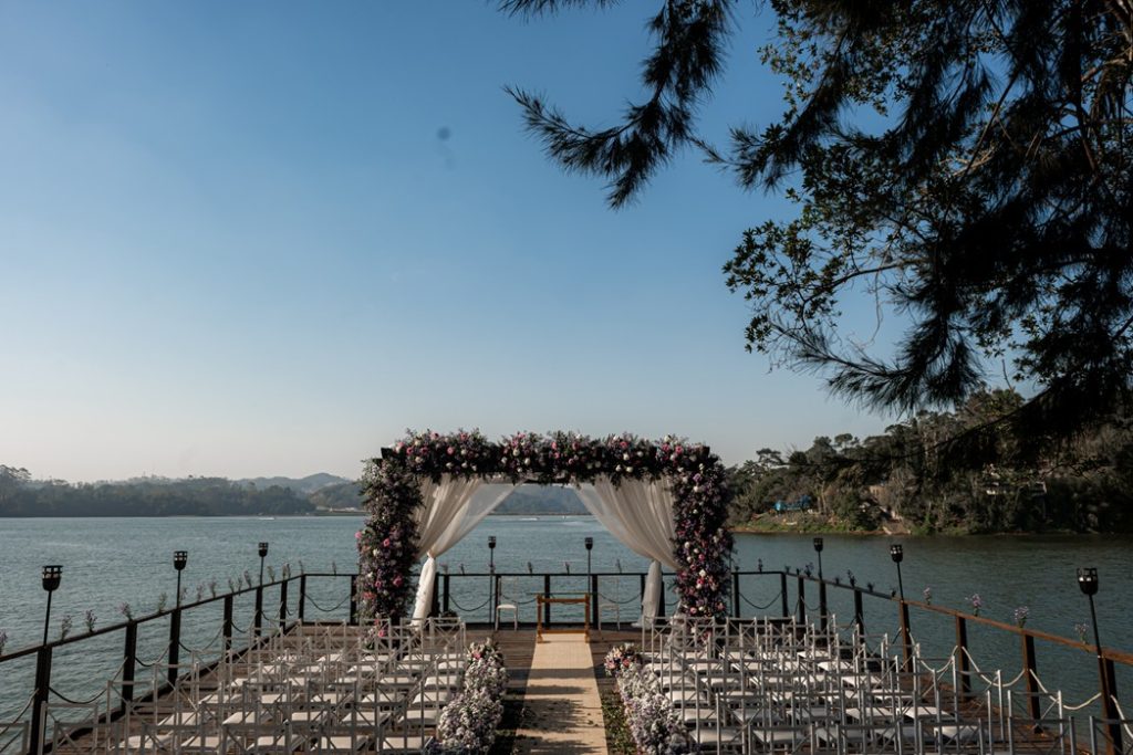 Espaço Deck para eventos cerimoniais ao ar livre à beira da represa no Recanto Santa Rita | Foto por Adriano Alves Fotografia