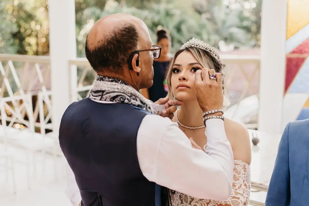 O cerimonialista Gil Guisardi no atendimento à noiva | Recanto Santa Rita | Foto por Adriano Alves Fotografia