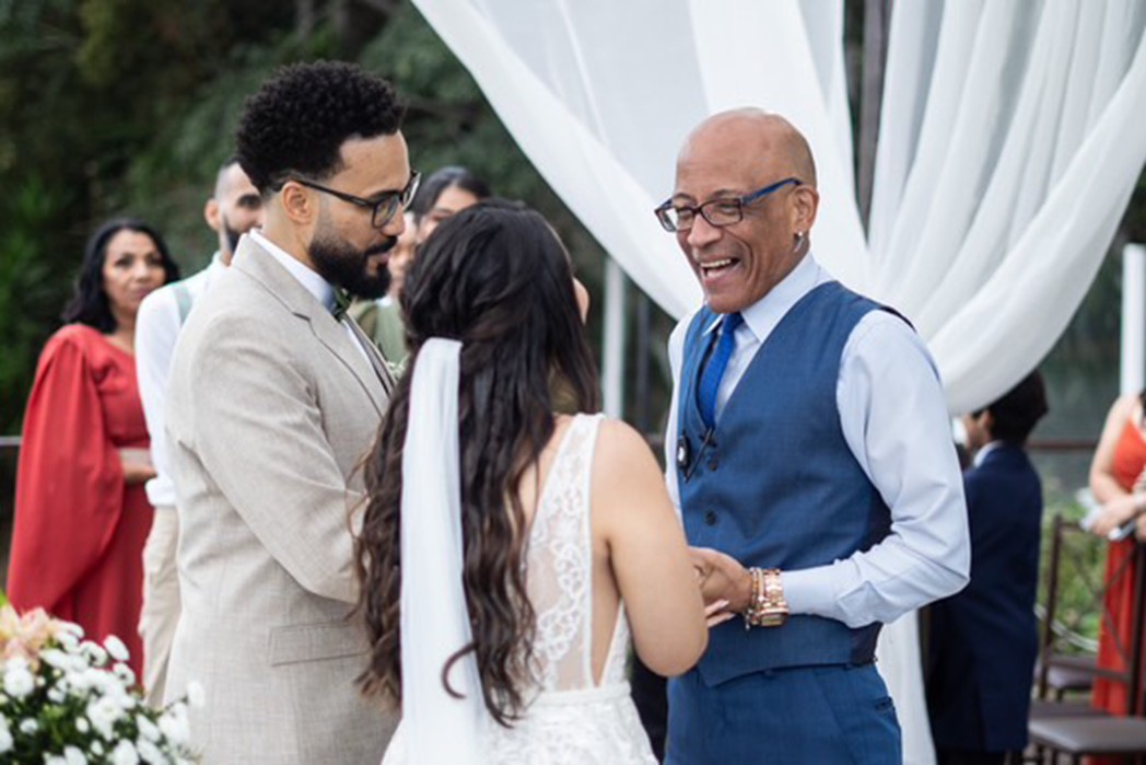 O cerimonialista Gil Guisardi dando todo o apoio operacional e emocional ao casal | Recanto Santa Rita | Foto por Adriano Alves Fotografia