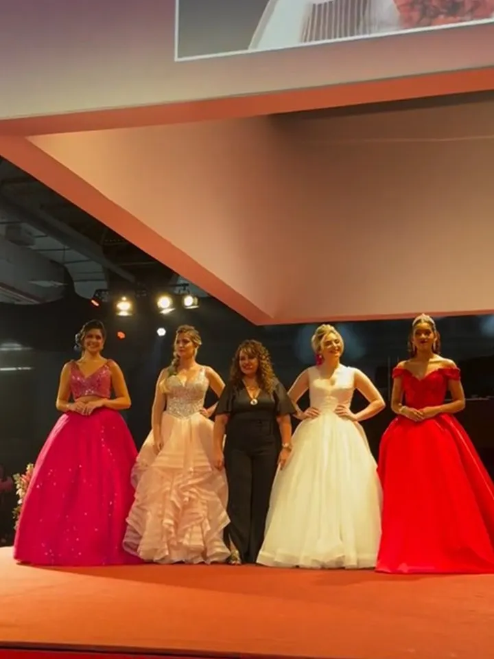 Cleide Kayo, no centro, em apresentação na Beauty Fair | Reprodução Instagram